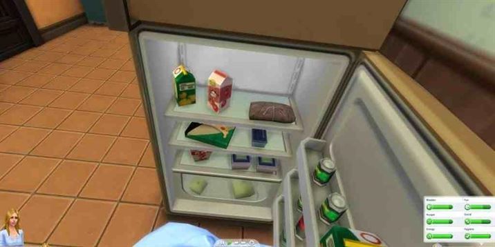 Сим открывает холодильник в игре от первого лица в The Sims 4.