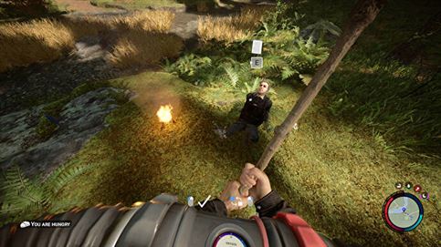 Игрок разжигает огонь рядом с Кельвином в Sons of the Forest.